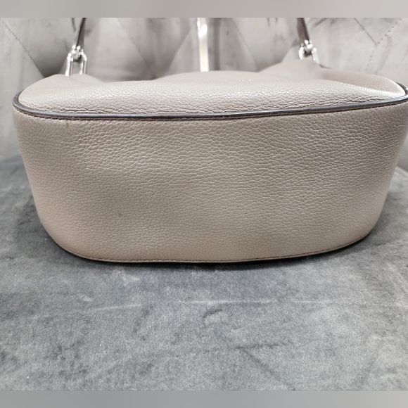 Michael Kors Raven Cinder Leather Medium Messenger Bag - Picture 6 of 10